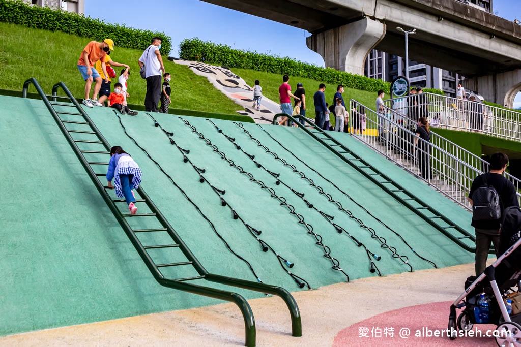 新北大都會公園熊猴森樂園．三重捷運站親子景點（全世界最大共融式堤坡滑梯樂園，31座特色溜滑梯） @愛伯特