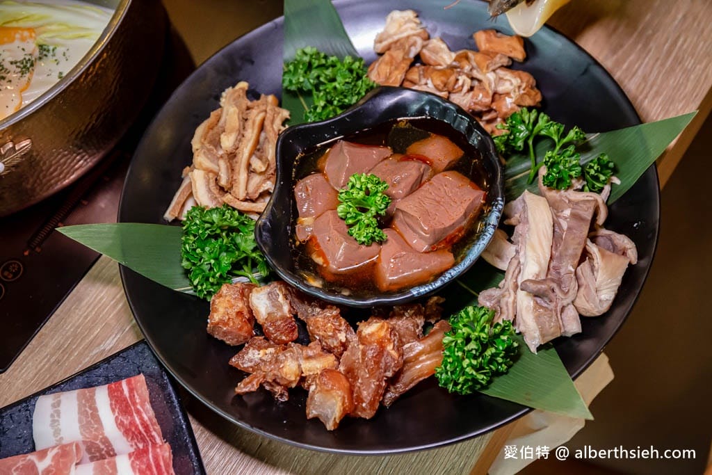 中壢大時鐘美食．超夯川麻辣鍋火鍋吃到飽（超彭湃自助吧搭配鮮甜的肉品海鮮讓你無限狂吃）
