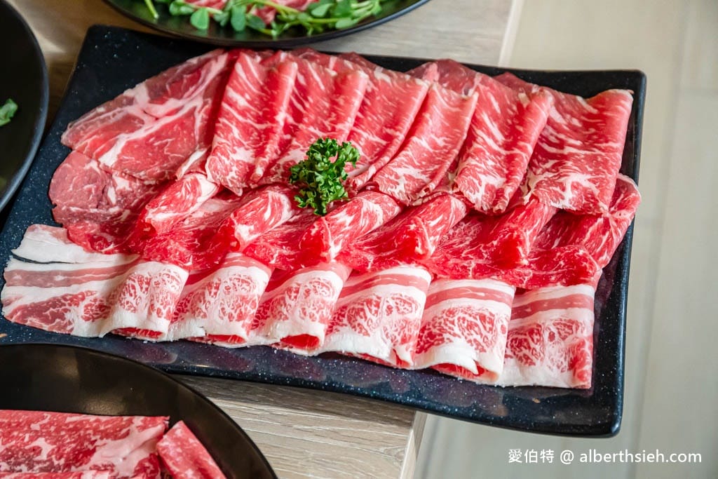 中壢大時鐘美食．超夯川麻辣鍋火鍋吃到飽（超彭湃自助吧搭配鮮甜的肉品海鮮讓你無限狂吃）