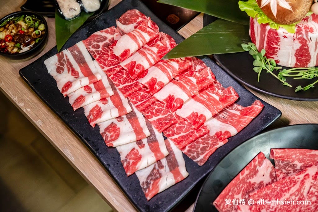 中壢大時鐘美食．超夯川麻辣鍋火鍋吃到飽（超彭湃自助吧搭配鮮甜的肉品海鮮讓你無限狂吃）