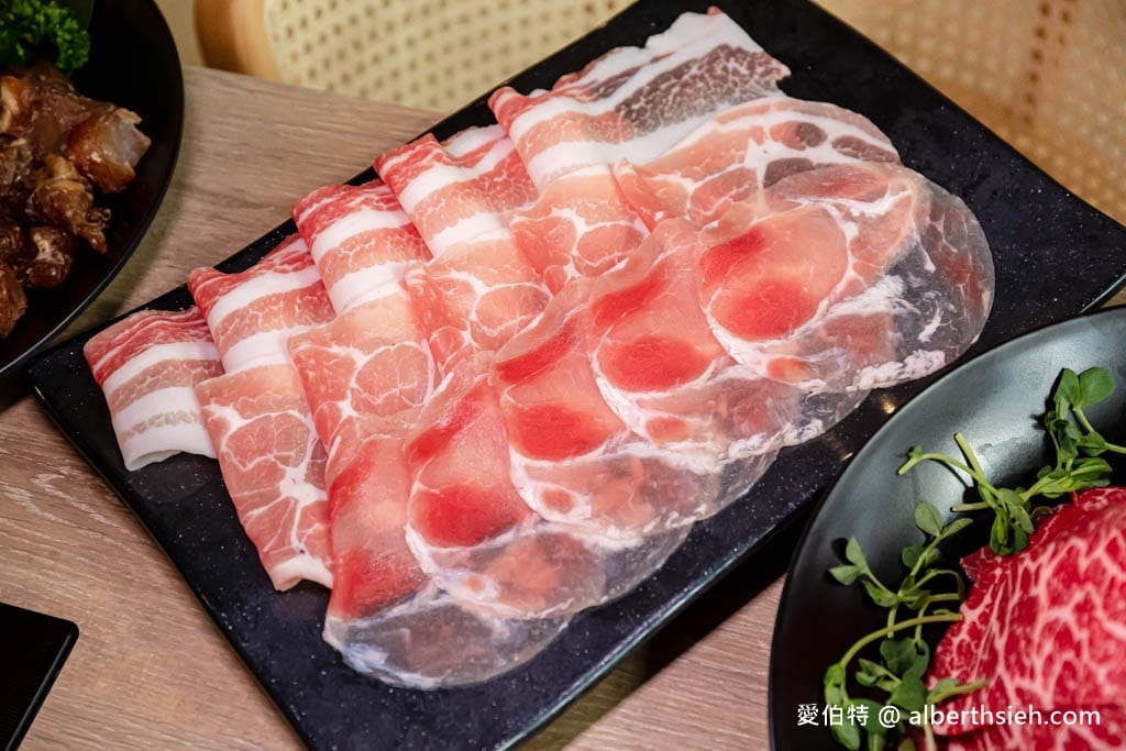 中壢大時鐘美食．超夯川麻辣鍋火鍋吃到飽（超彭湃自助吧搭配鮮甜的肉品海鮮讓你無限狂吃）