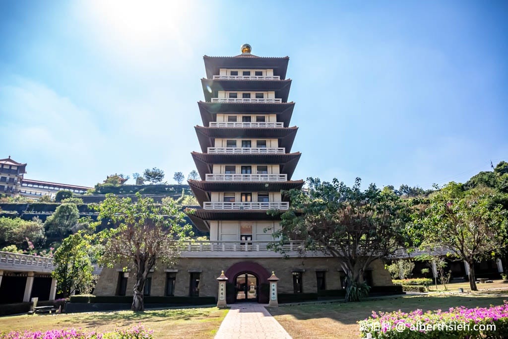 佛光山佛陀紀念館．高雄大樹景點（全台最大佛教道場，擁有全世界最大最高的青銅坐佛）