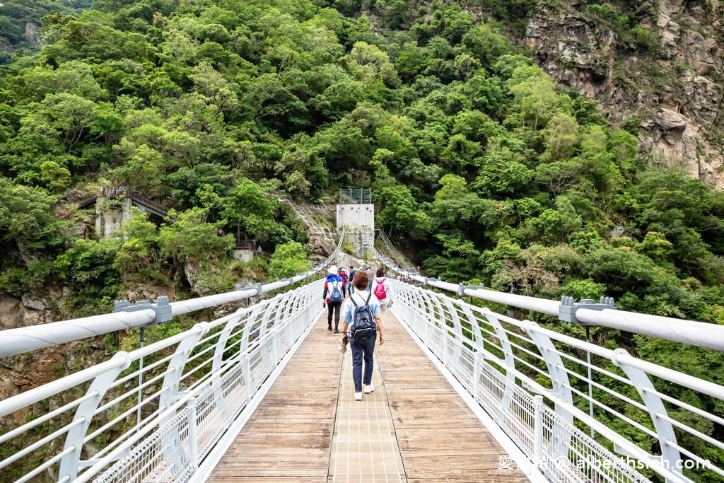太魯閣布洛灣吊橋(山月吊橋).花蓮秀林景點(現場排隊免預約,跨越立霧溪,離溪谷落差最大,深跨比最高的峽谷吊橋) - 第24張圖 太魯閣布洛灣吊橋(山月吊橋).花蓮秀林景點(現場排隊免預約,跨越立霧溪,離溪谷落差最大,深跨比最高的峽谷吊橋)