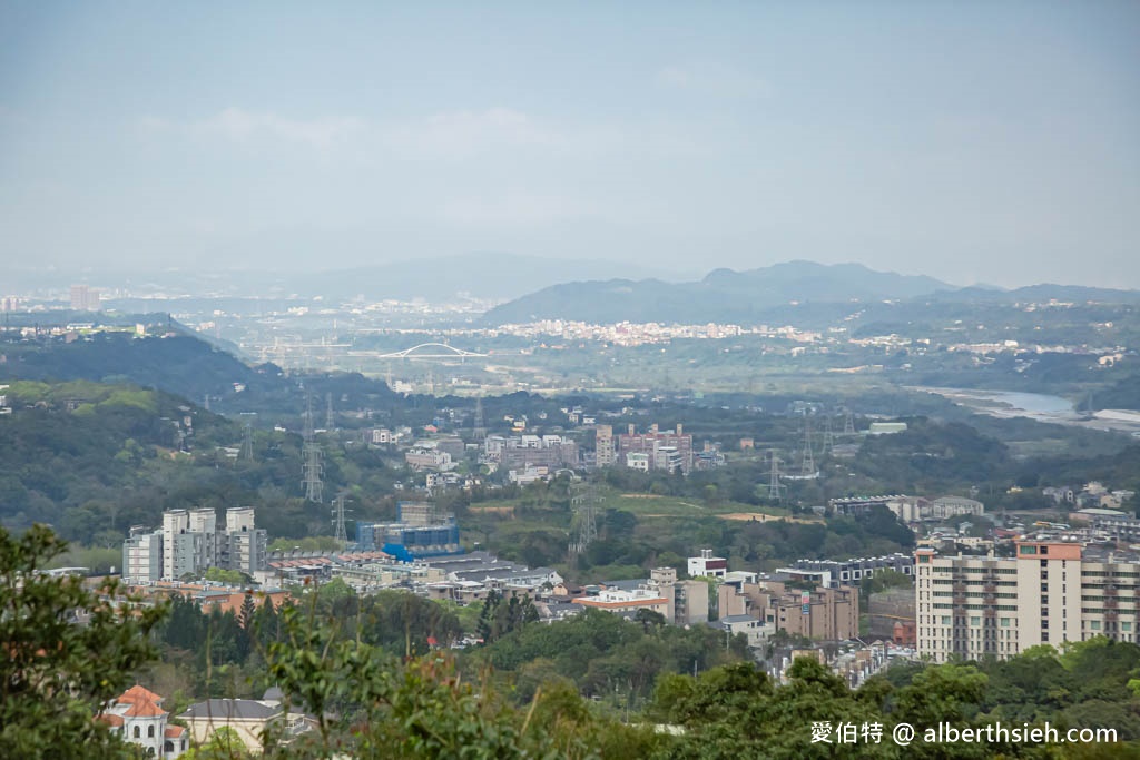 桃園龍潭一日遊（石門水庫賞楓吃活魚、石門山走步道，龍潭大池喝咖啡、三坑公園野餐、客家茶文化館逛逛） @愛伯特