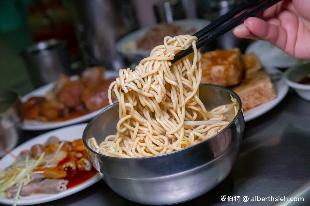 興加臭豆腐．嘉義宵夜美食（通通銅板價，臭豆腐外酥內嫩，紅麴滷豬腳Q嫩好吃） @愛伯特