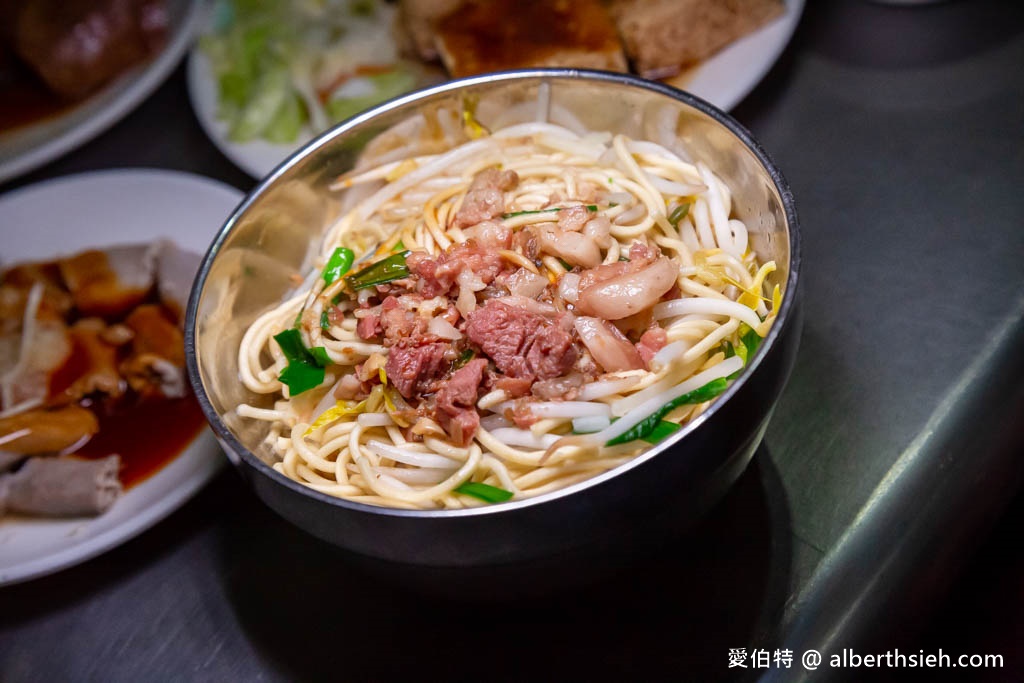 興加臭豆腐．嘉義宵夜美食（通通銅板價，臭豆腐外酥內嫩，紅麴滷豬腳Q嫩好吃） @愛伯特