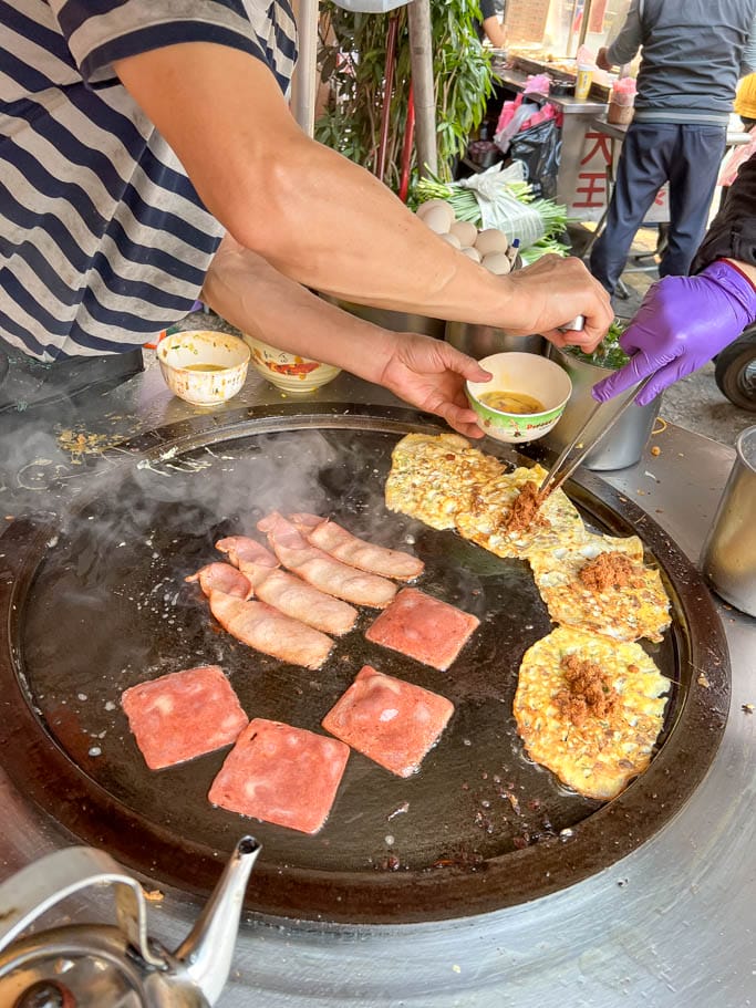 桃園龜山后街美食．龜山無名蛋包飯（多層次口感好吃美味的早餐）
