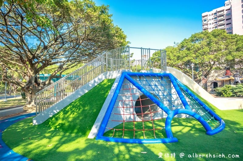 中壢親子公園．中壢藝術園區（土丘溜滑梯、旋轉陀螺、親子鞦韆、攀爬網、攀岩塊）