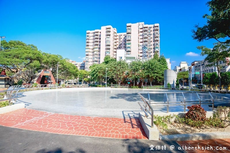 中壢親子公園．中壢藝術園區（土丘溜滑梯、旋轉陀螺、親子鞦韆、攀爬網、攀岩塊）