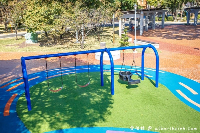 中壢親子公園．中壢藝術園區（土丘溜滑梯、旋轉陀螺、親子鞦韆、攀爬網、攀岩塊）