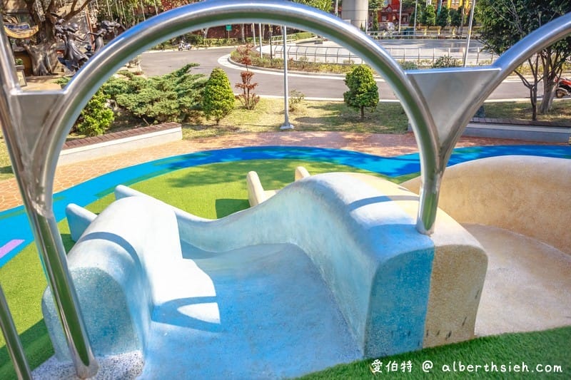 中壢親子公園．中壢藝術園區（土丘溜滑梯、旋轉陀螺、親子鞦韆、攀爬網、攀岩塊）