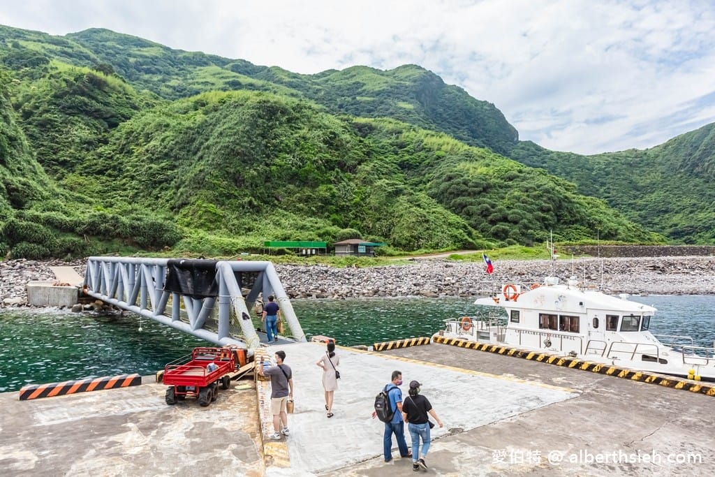 宜蘭賞鯨推薦．龜山島賞鯨繞島牛奶海（新福豐168賞鯨豚，不誇張直接看到整群五百隻海豚！）