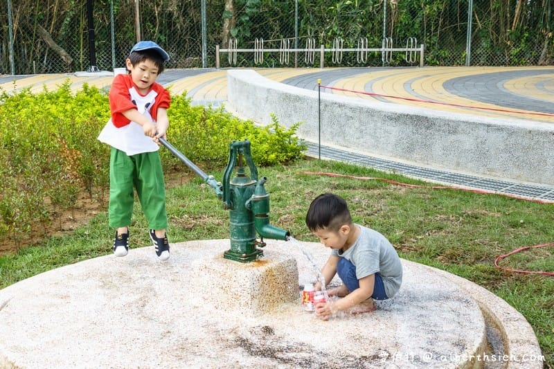 桃園親子景點．龜山中興兒二公園（透明彩虹水管溜滑梯，兒童遊戲沙坑）