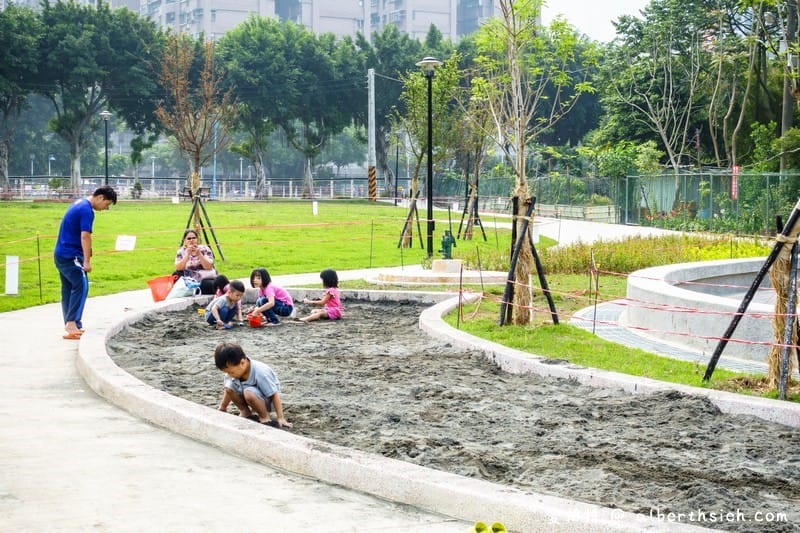 桃園親子景點．龜山中興兒二公園（透明彩虹水管溜滑梯，兒童遊戲沙坑）
