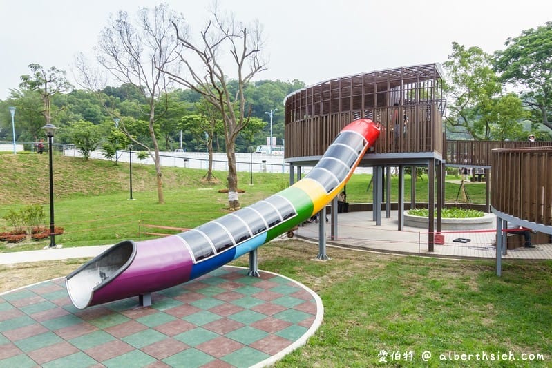 桃園親子景點．龜山中興兒二公園（透明彩虹水管溜滑梯，兒童遊戲沙坑）