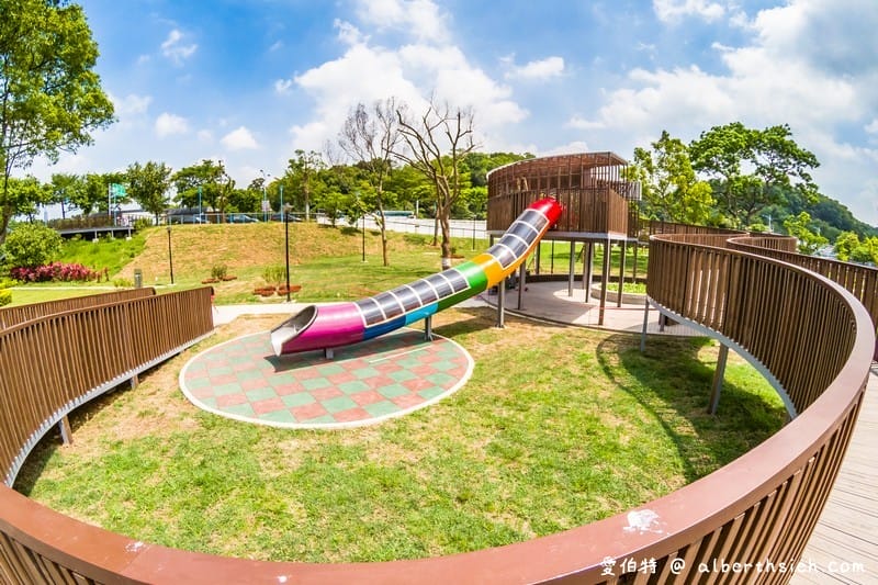 桃園親子景點．龜山中興兒二公園（透明彩虹水管溜滑梯，兒童遊戲沙坑）