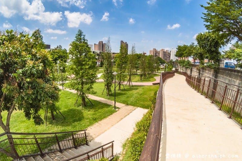 桃園親子景點．龜山中興兒二公園（透明彩虹水管溜滑梯，兒童遊戲沙坑）