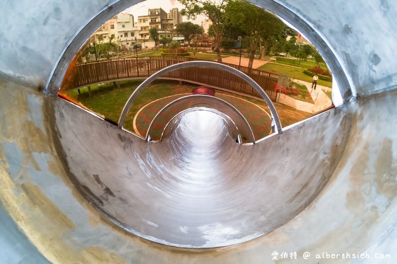 桃園親子景點．龜山中興兒二公園（透明彩虹水管溜滑梯，兒童遊戲沙坑）