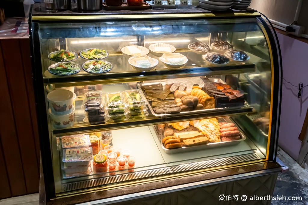 小巷子清燉牛肉麵中壢店（威尼斯影城旁，湯頭清爽甘甜，滷味搭配獨門辣椒超讚！） @愛伯特