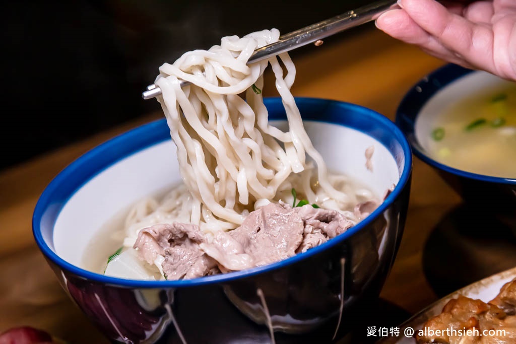 小巷子清燉牛肉麵中壢店（威尼斯影城旁，湯頭清爽甘甜，滷味搭配獨門辣椒超讚！） @愛伯特