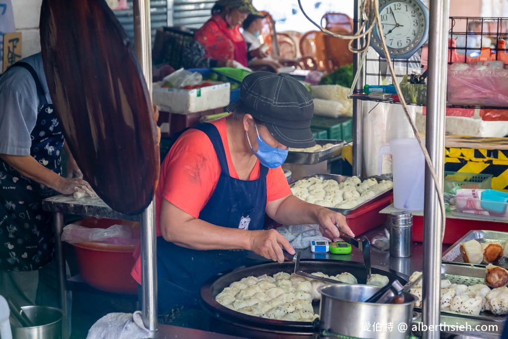 銘記上海生煎包．桃園中壢美食（龍岡忠貞市場推薦早餐，一顆只要11元，推薦韭菜口味） @愛伯特