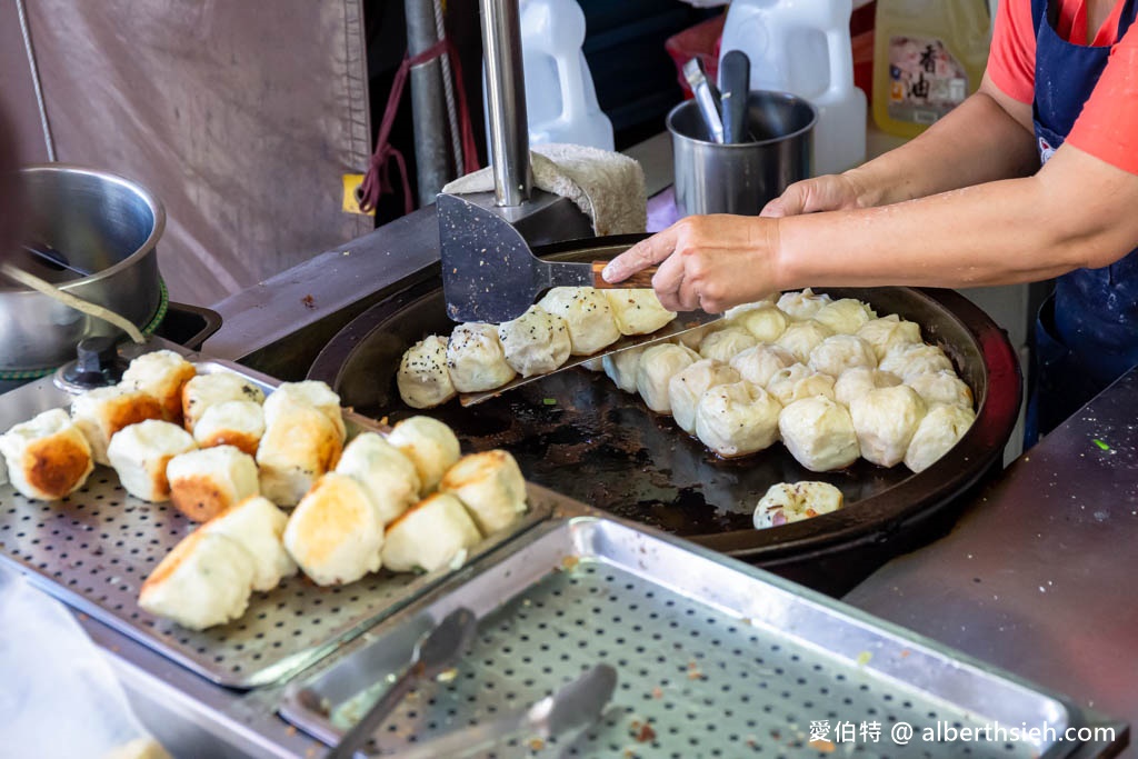 銘記上海生煎包．桃園中壢美食（龍岡忠貞市場推薦早餐，一顆只要11元，推薦韭菜口味） @愛伯特