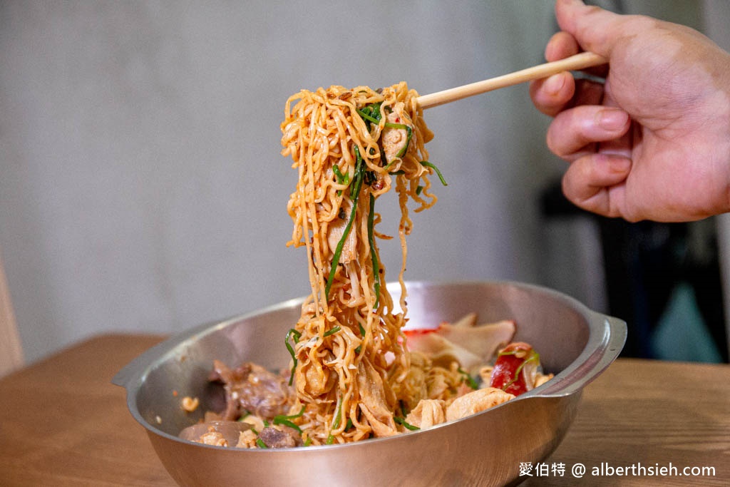 桃園幹麻？豚骨麻辣燙龍潭店（夾多少算多少，麻辣乾拌必點，可以喝的豚骨麻辣湯頭） @愛伯特