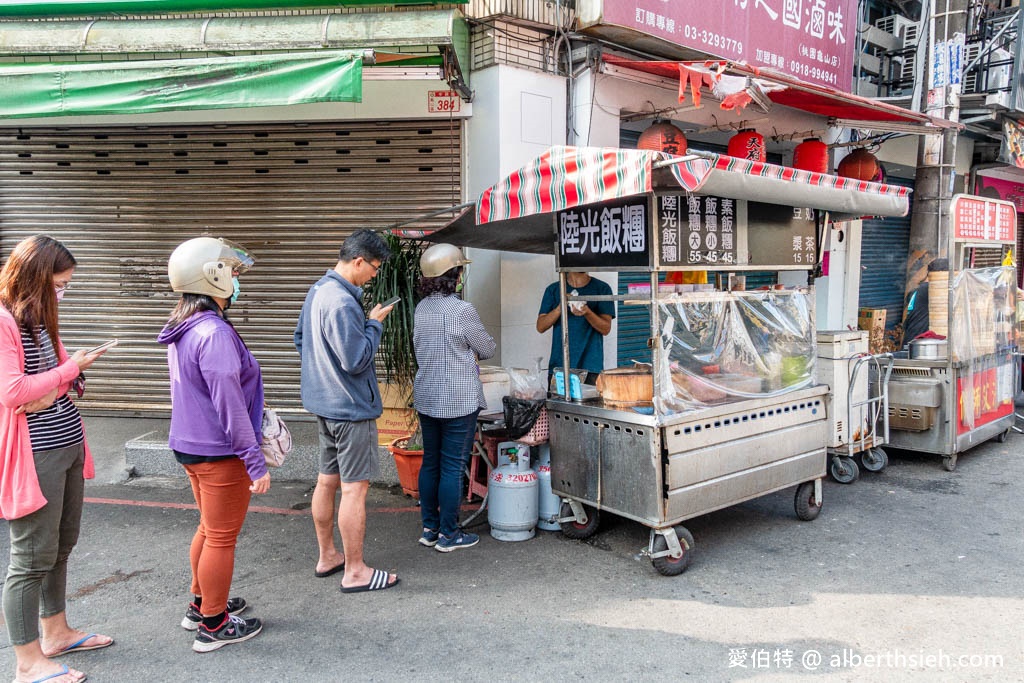 龜山陸光飯糰早餐-中興店（份量大，米飯Q彈的大排長龍古早味飯糰） @愛伯特