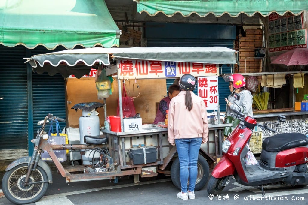 桃園忠貞市場午茶點心｜邱記蔥肉餅，餅皮Q軟內餡多汁