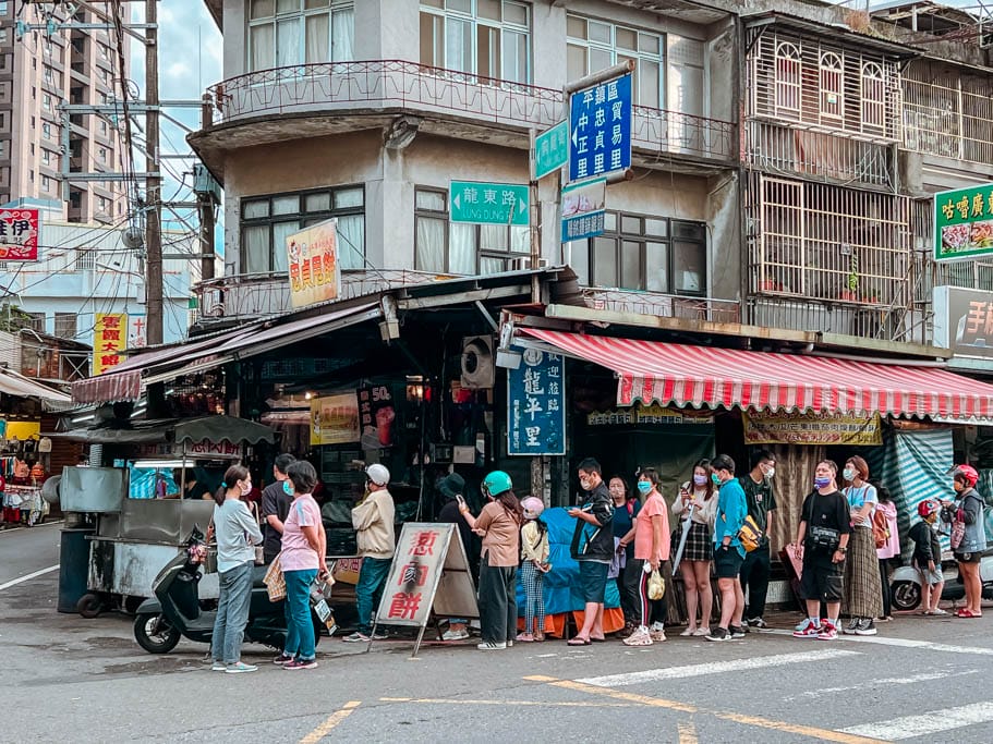 桃園忠貞市場午茶點心｜邱記蔥肉餅，餅皮Q軟內餡多汁