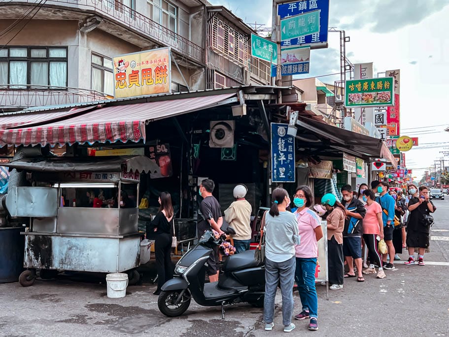 桃園忠貞市場午茶點心｜邱記蔥肉餅，餅皮Q軟內餡多汁