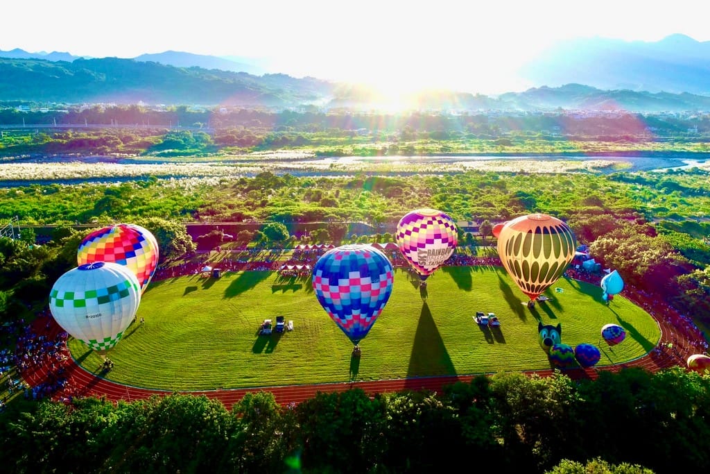 2023台中石岡熱氣球嘉年華（巴西泰迪和琳西熱氣球，繫留體驗、煙火秀、風箏展演秀、市集以及音樂晚會）