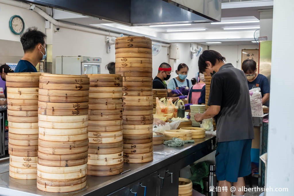 六福包子．桃園後火車站美食早餐（小籠包依舊醜可愛，外皮Q彈的好吃，鹹豆漿也不錯） @愛伯特