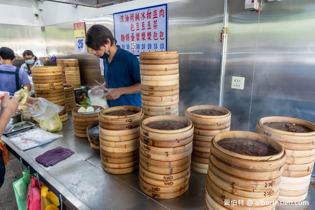 六福包子．桃園後火車站美食早餐（小籠包依舊醜可愛，外皮Q彈的好吃，鹹豆漿也不錯） @愛伯特