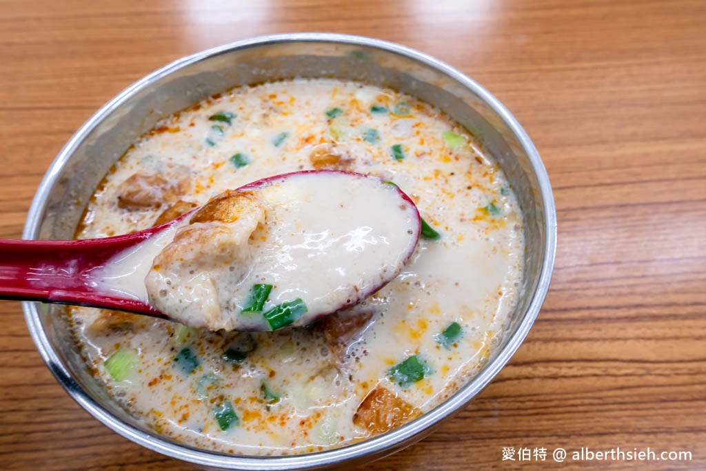 六福包子．桃園後火車站美食早餐（小籠包依舊醜可愛，外皮Q彈的好吃，鹹豆漿也不錯） @愛伯特