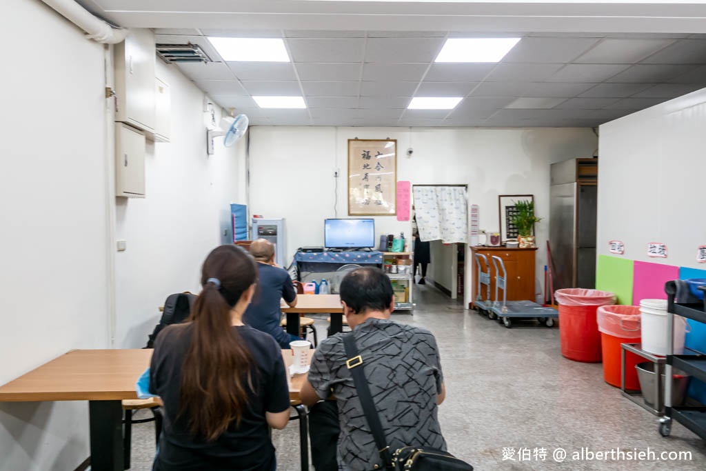 六福包子．桃園後火車站美食早餐（小籠包依舊醜可愛，外皮Q彈的好吃，鹹豆漿也不錯） @愛伯特