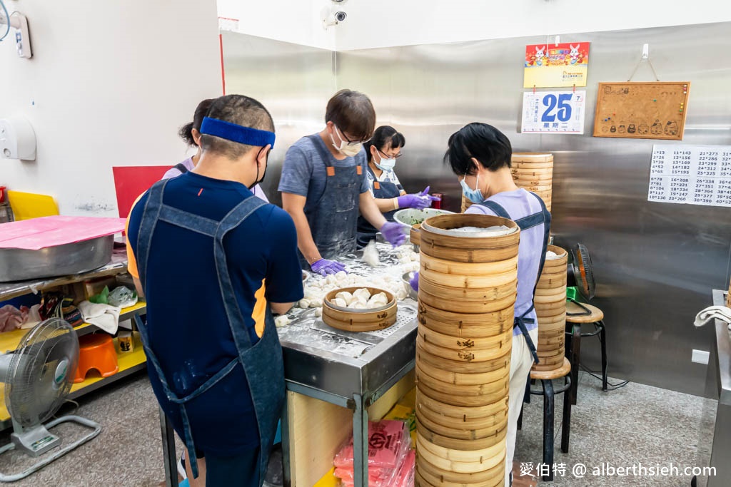 六福包子．桃園後火車站美食早餐（小籠包依舊醜可愛，外皮Q彈的好吃，鹹豆漿也不錯） @愛伯特