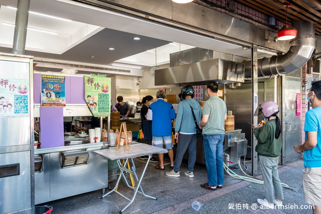 六福包子．桃園後火車站美食早餐（小籠包依舊醜可愛，外皮Q彈的好吃，鹹豆漿也不錯） @愛伯特