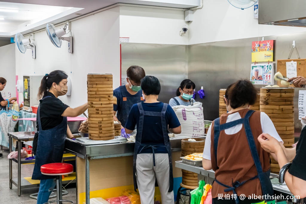 六福包子．桃園後火車站美食早餐（小籠包依舊醜可愛，外皮Q彈的好吃，鹹豆漿也不錯） @愛伯特