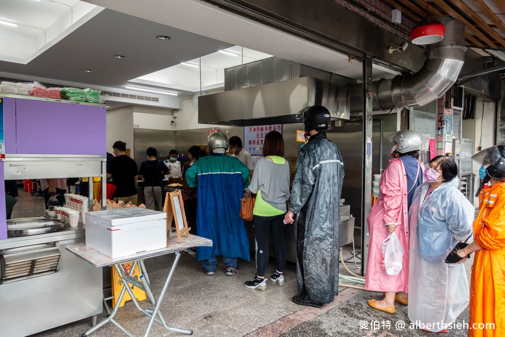 六福包子．桃園後火車站美食早餐（小籠包依舊醜可愛，外皮Q彈的好吃，鹹豆漿也不錯） @愛伯特