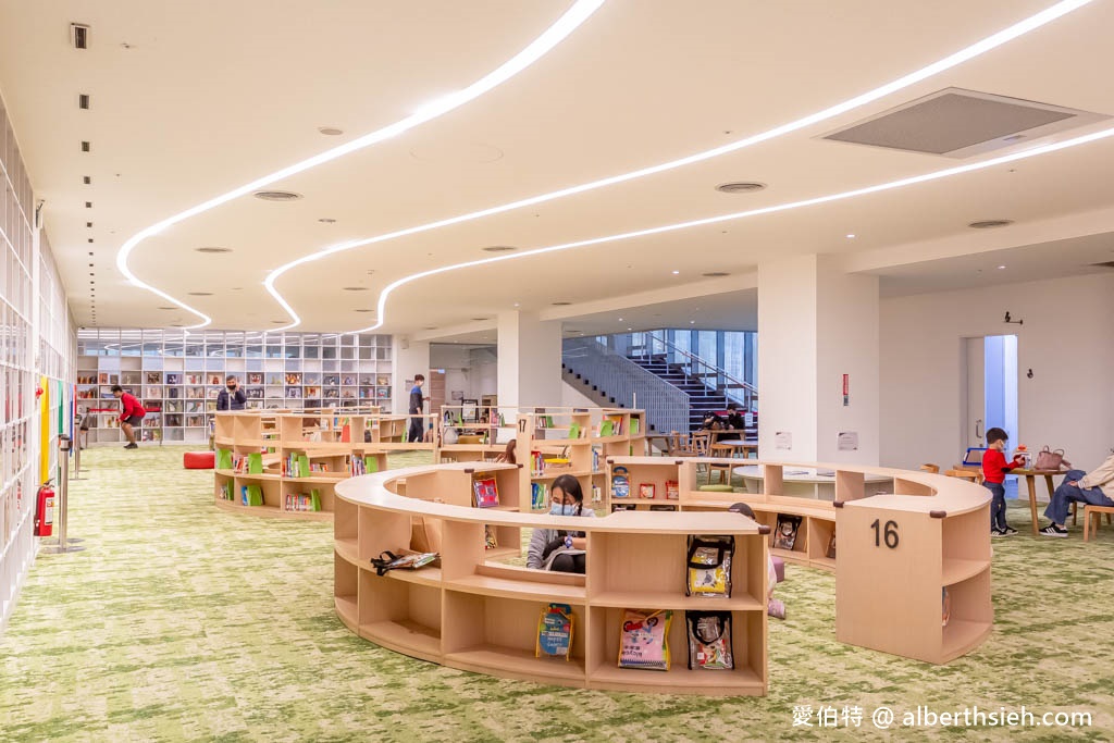 桃園市立圖書館總館|全台最美綠建築圖書館,漫畫看到飽 @愛伯特