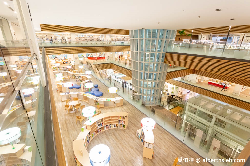 桃園市立圖書館總館|全台最美綠建築圖書館,漫畫看到飽 @愛伯特