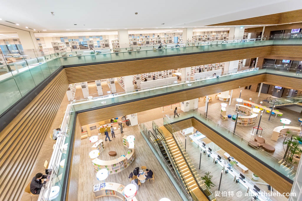 桃園市立圖書館總館|全台最美綠建築圖書館,漫畫看到飽 @愛伯特