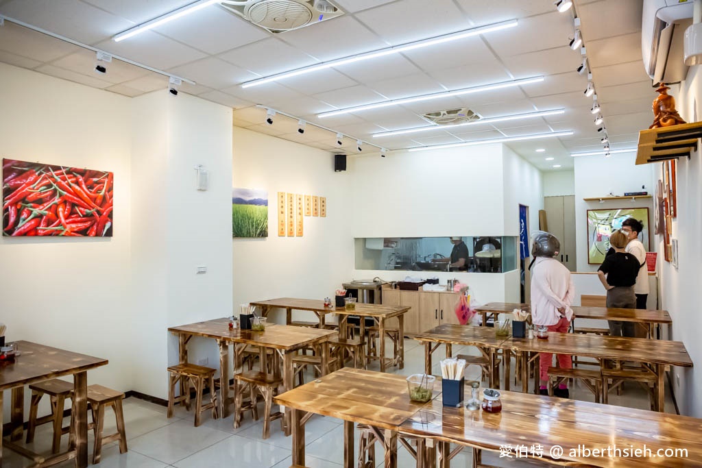 金榜拌麵.桃園龜山迴龍龍華科大美食推薦(份量超足的乾拌麵蒜香滿分!內用豬骨牛肉清湯隨你喝!) @愛伯特