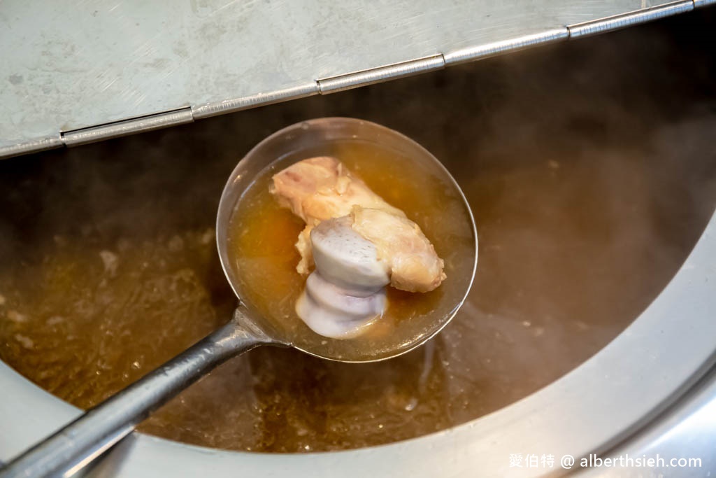 金榜拌麵．桃園龜山迴龍龍華科大美食推薦（份量超足的乾拌麵蒜香滿分！內用豬骨牛肉清湯隨你喝！） @愛伯特
