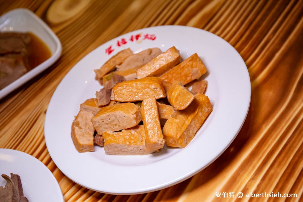 金榜拌麵．桃園龜山迴龍龍華科大美食推薦（份量超足的乾拌麵蒜香滿分！內用豬骨牛肉清湯隨你喝！） @愛伯特