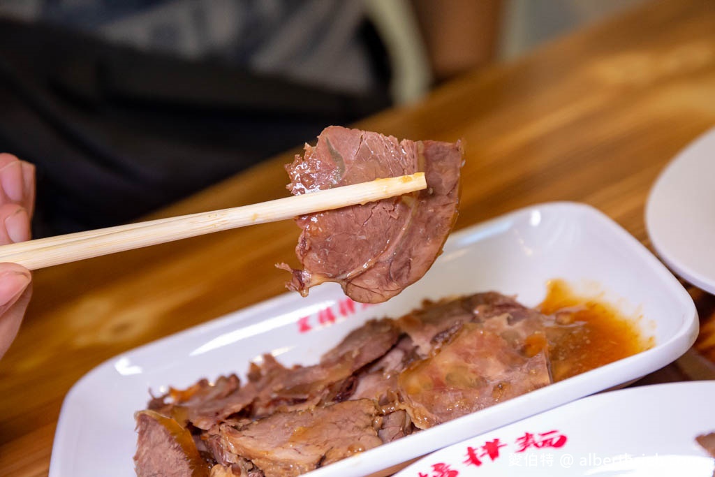 金榜拌麵.桃園龜山迴龍龍華科大美食推薦(份量超足的乾拌麵蒜香滿分!內用豬骨牛肉清湯隨你喝!) @愛伯特