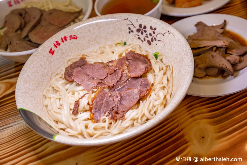 金榜拌麵.桃園龜山迴龍龍華科大美食推薦(份量超足的乾拌麵蒜香滿分!內用豬骨牛肉清湯隨你喝!) @愛伯特