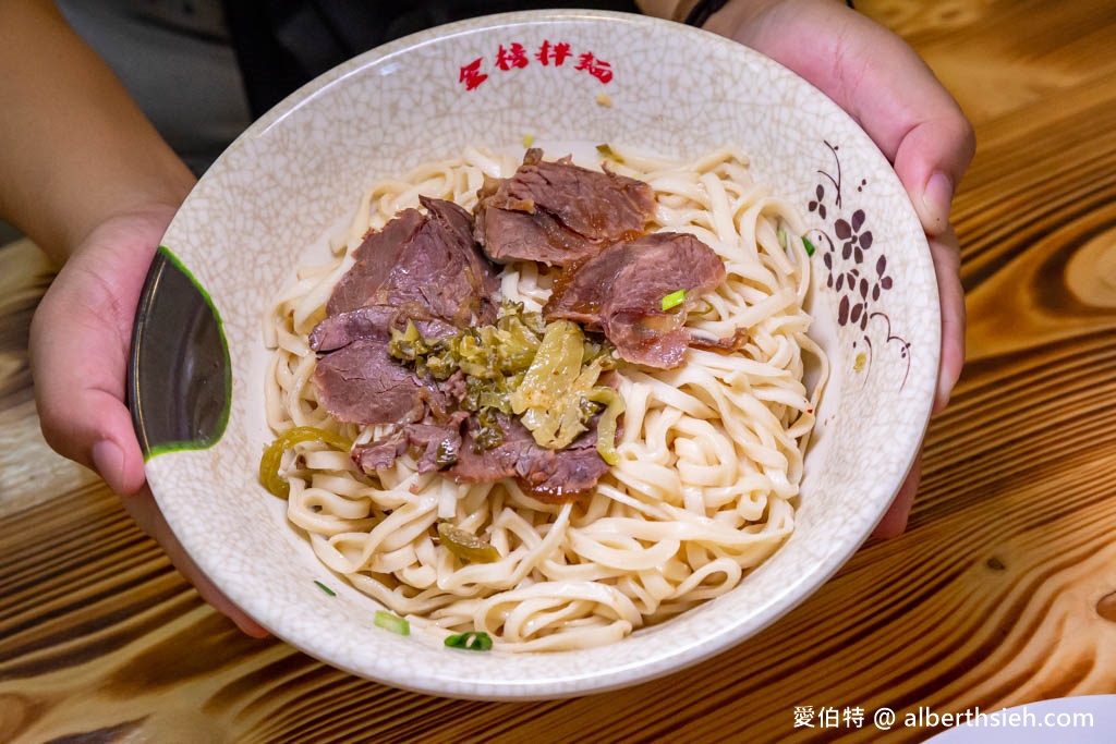 金榜拌麵.桃園龜山迴龍龍華科大美食推薦(份量超足的乾拌麵蒜香滿分!內用豬骨牛肉清湯隨你喝!) @愛伯特