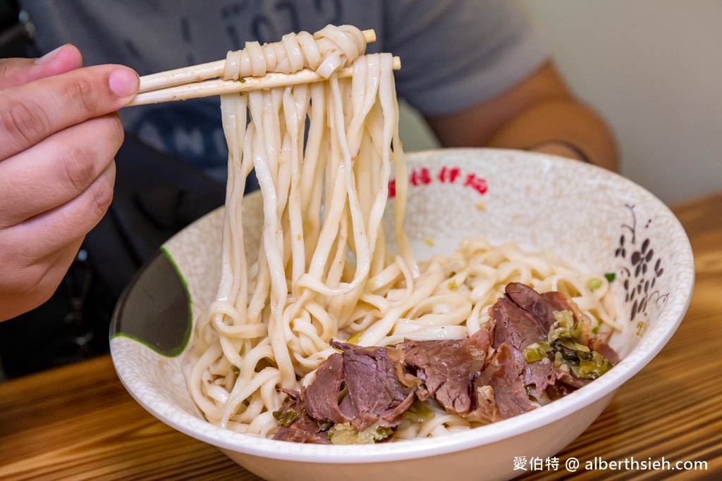 金榜拌麵.桃園龜山迴龍龍華科大美食推薦(份量超足的乾拌麵蒜香滿分!內用豬骨牛肉清湯隨你喝!) @愛伯特